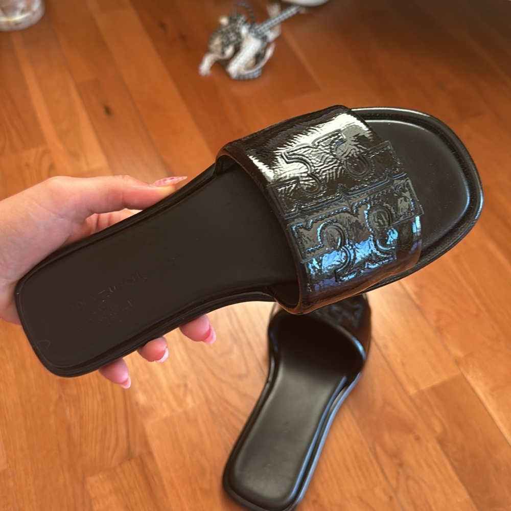perfect condition only worn a handful of times black toriBurch slides size 6 1/2 - Picture 5 of 5